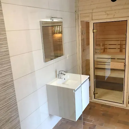 Διαμέρισμα Renovated With Sauna, Close To